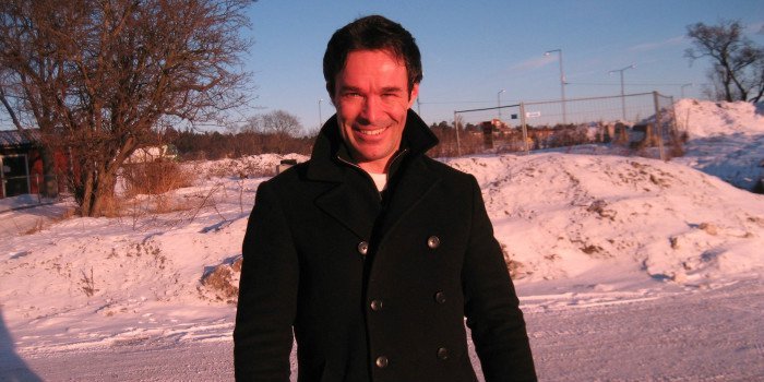 Porträtt av Mats Hallgren som står ute i snön.