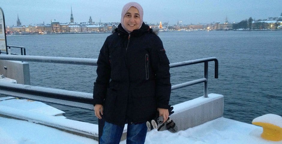 Porträtt av Eman Zaghloul som står i snön vid vattnet.