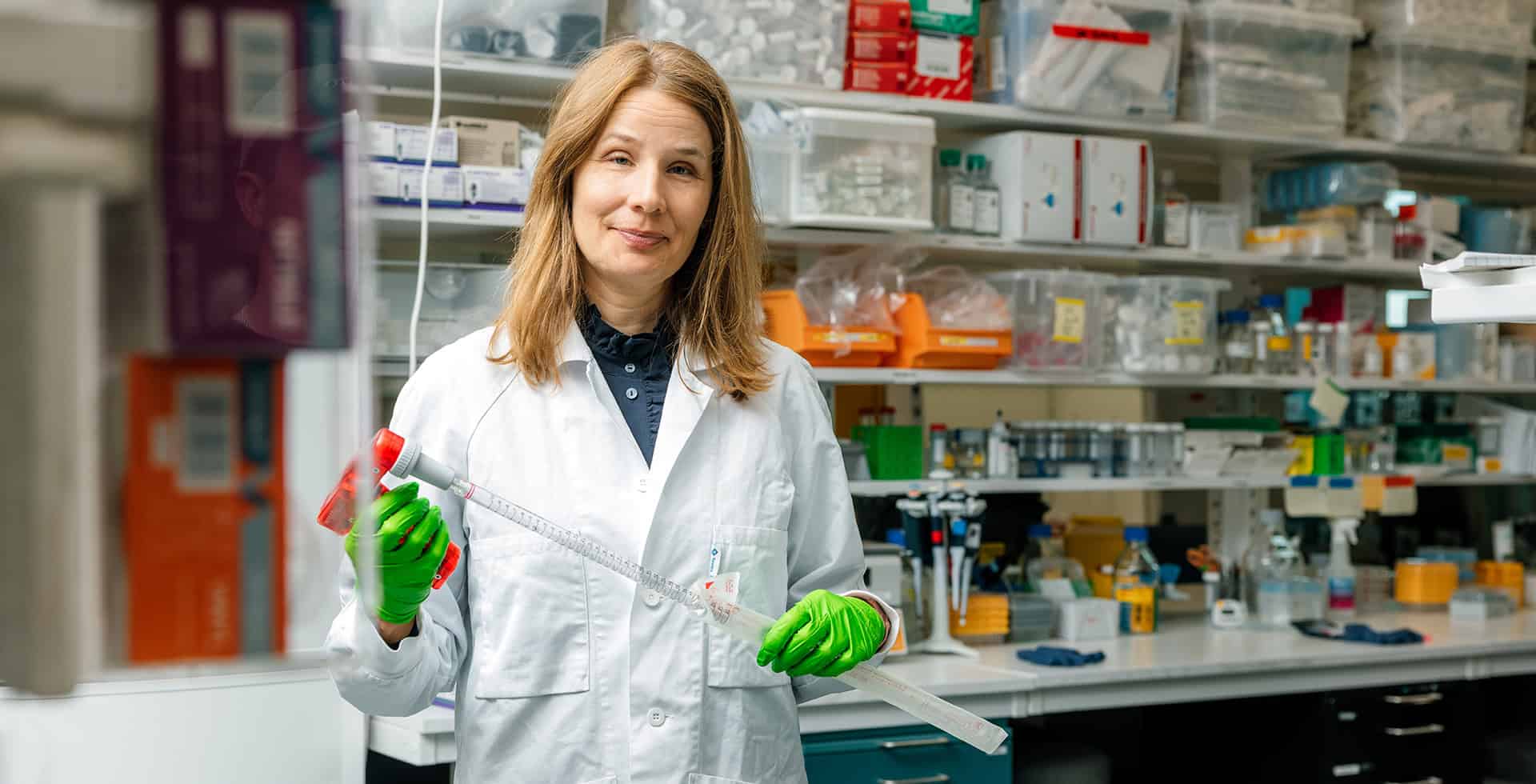 Porträtt av Andrea Carmine Belin, docent och forskargruppledare som står i en vit labbrock.