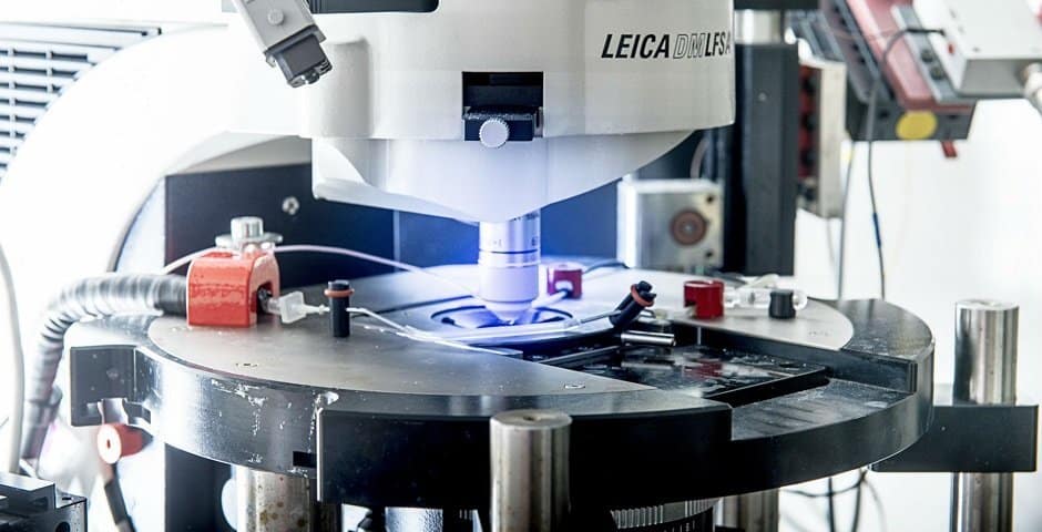 Närbild på ett mikroskop.