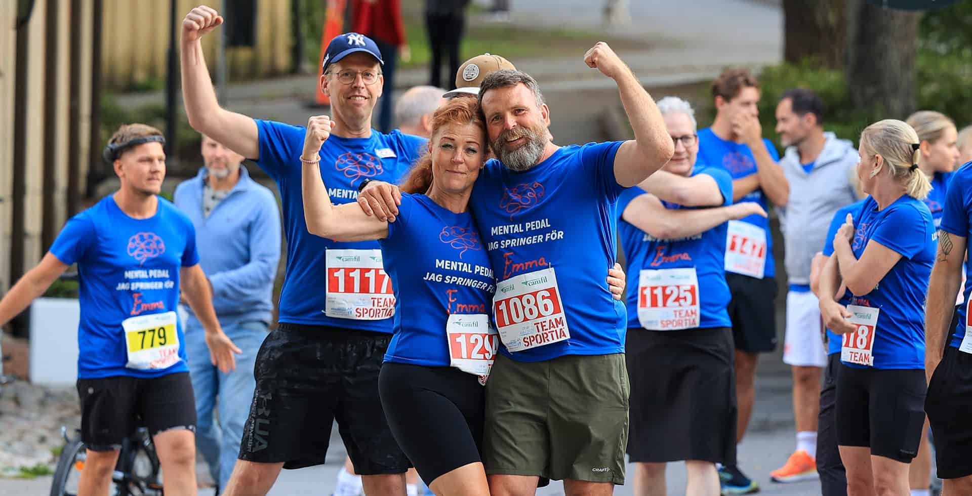 Tre deltagare i Trosa Stadslopp står och spänner armarna mot kameran.