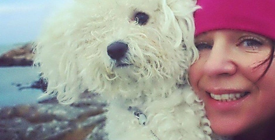 Porträtt av Anna Theresia som håller i en hund mot sitt ansikte.