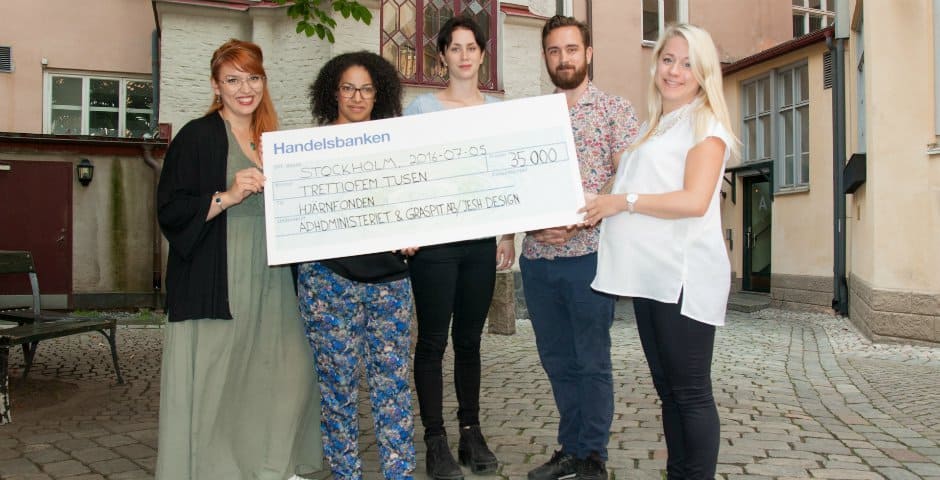 Lena Furberg, Annika Dahlqvist, Angelica Ogland och Olof Ogland står med Hjärnfondens Emelie Bäckelin och en stor check på 35 tusen kronor.