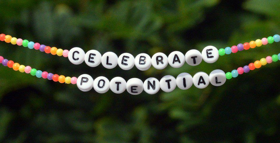 Pärlarmband med texten "Celebrate" och "Potential."