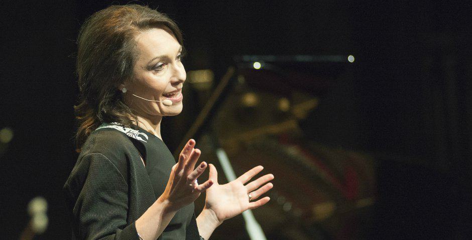 Miia Kivipelto talar i en mikrofon.