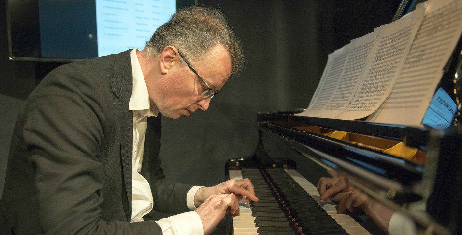 Fredrik Ullén sitter och spelar piano.