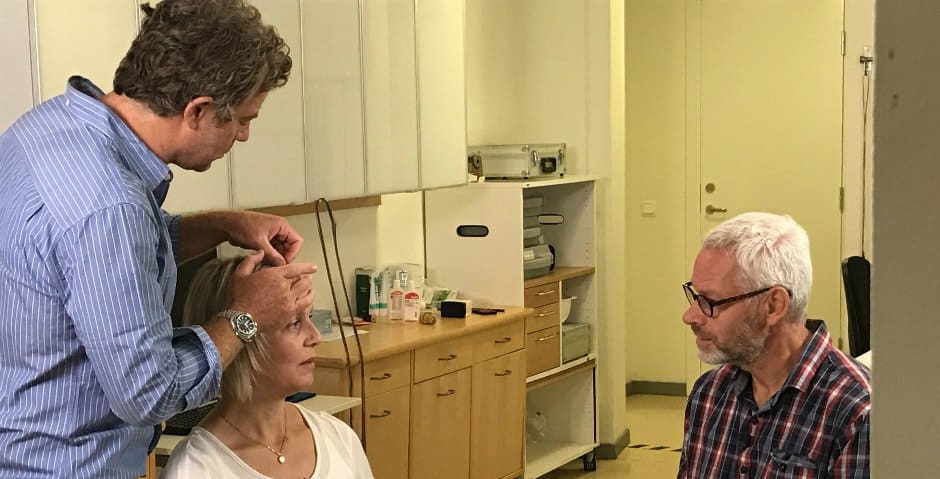 Maria blir undersökt i ett rum av sömnforskaren Mats Lekander.