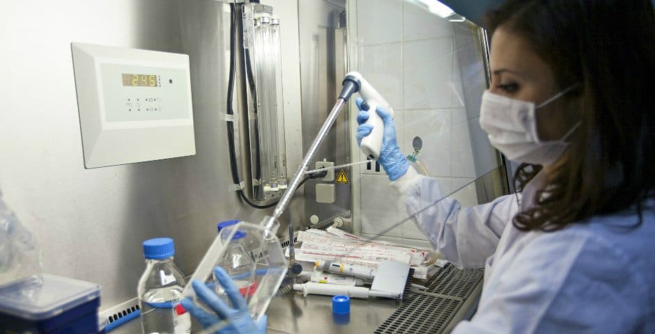 Forskare arbetar i ett labb.