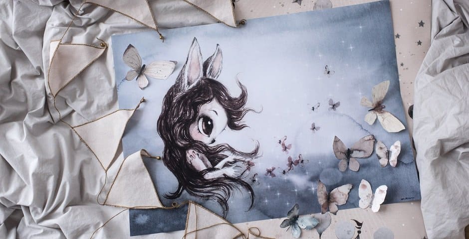 En poster med en karaktär som har långt hår, kanin öron, stora ögon och som står mot en bakgrund där det flyger fjärilar.