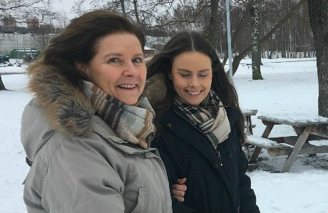 Porträtt av Fanny och Helen som står ute i snön.