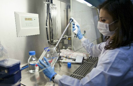 Forskare arbetar i ett labb.