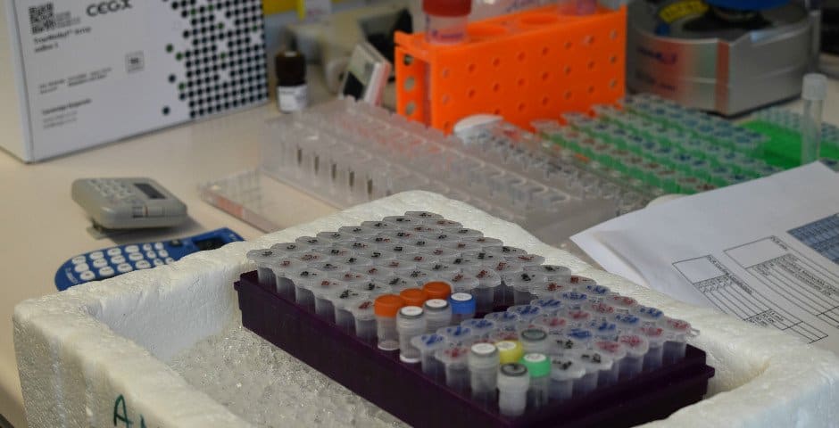 Provrör som ligger på ett fatt på is.