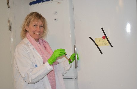 Porträtt av Catharina Lavebratt i en vit labbrock.