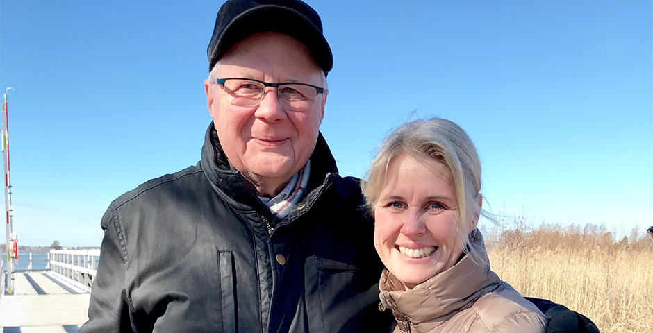 Bengt Gelin håller om sin dotter Agneta på en brygga.
