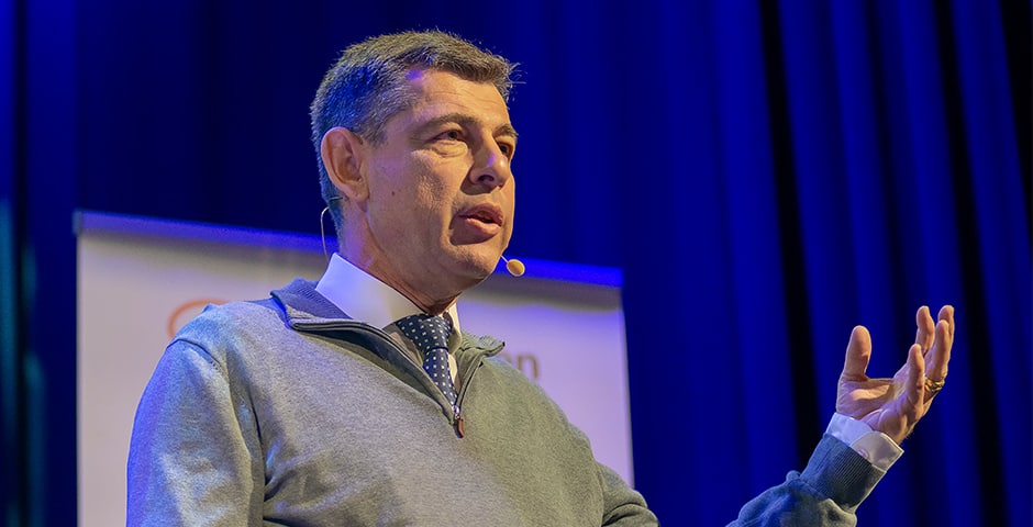 Markus Heilig står på en scen och talar.