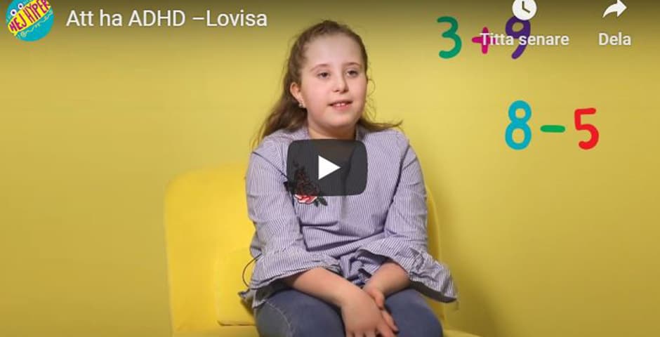 Lovisa sitter på en stol i ett gult rum.