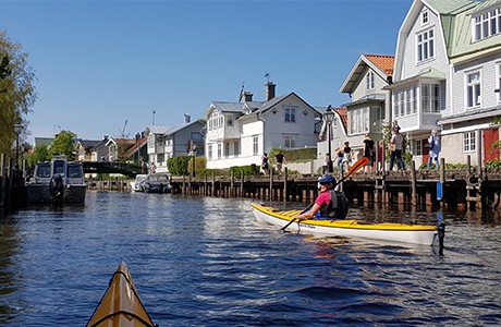 Åsa Weslund paddlar kajak i vattnet.