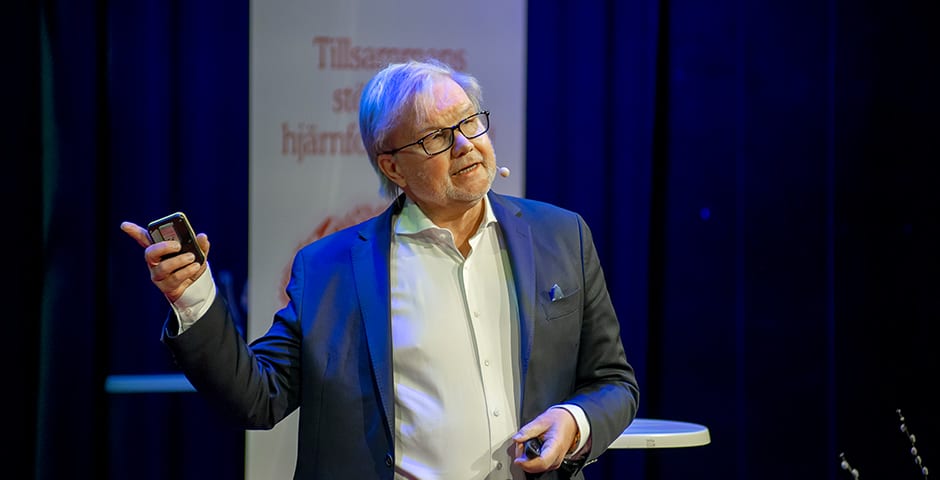 Ingmar Skoog står på en scen talar.