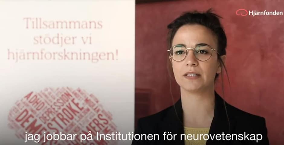 Daniela Calvigioni talar fram en affisch där det står "Tillsammans stödjer vi hjärnforskningen!"