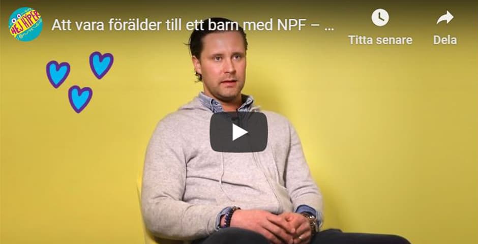 Lovisas pappa Peter sitter på en stol i ett gult rum.