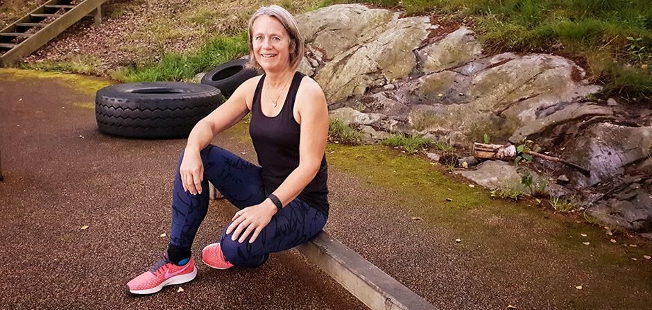 Cicci Qwinth i träningskläder sitter på en bänk utomhus.