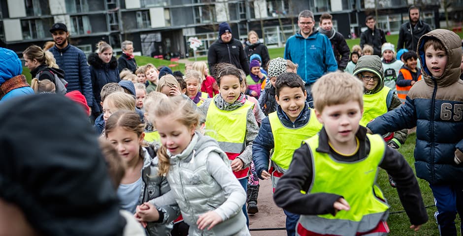 Barn som springer skolloppet.