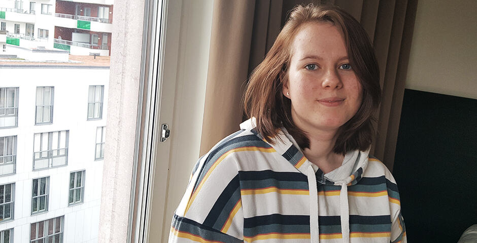 Moa Davous i randig tröja framför ett fönster.