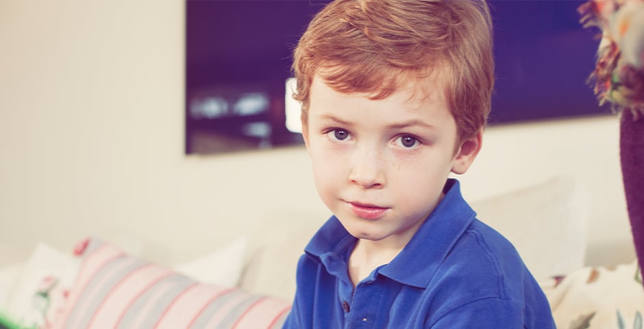Pojke i 7-års åldern tittar mot kameran.