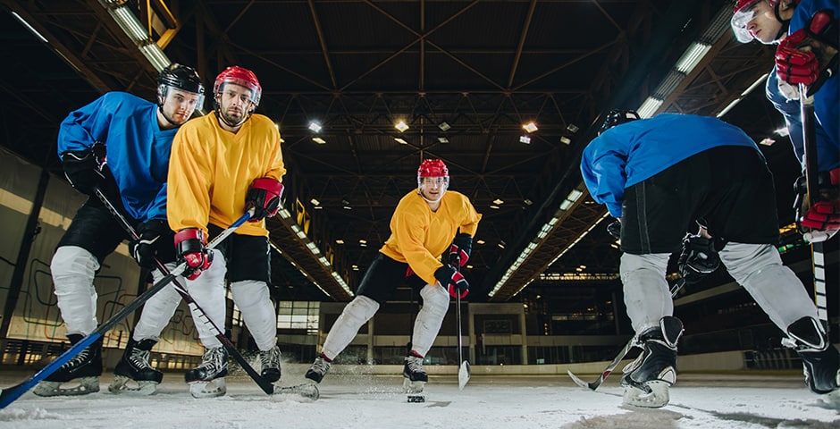 Ishockeyspelare som spelar hockey.