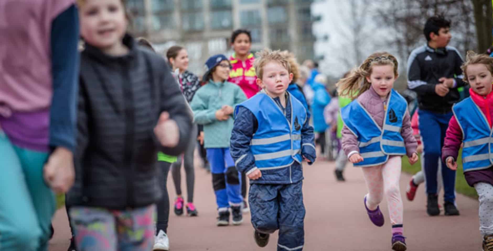 Barn springer i ett lopp.