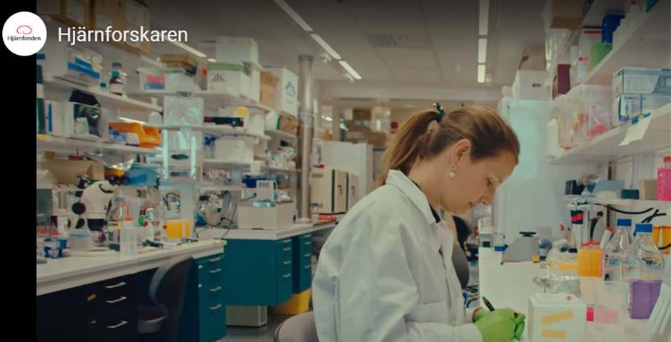 Andrea Carmine Belin sitter och arbetar i ett labb.