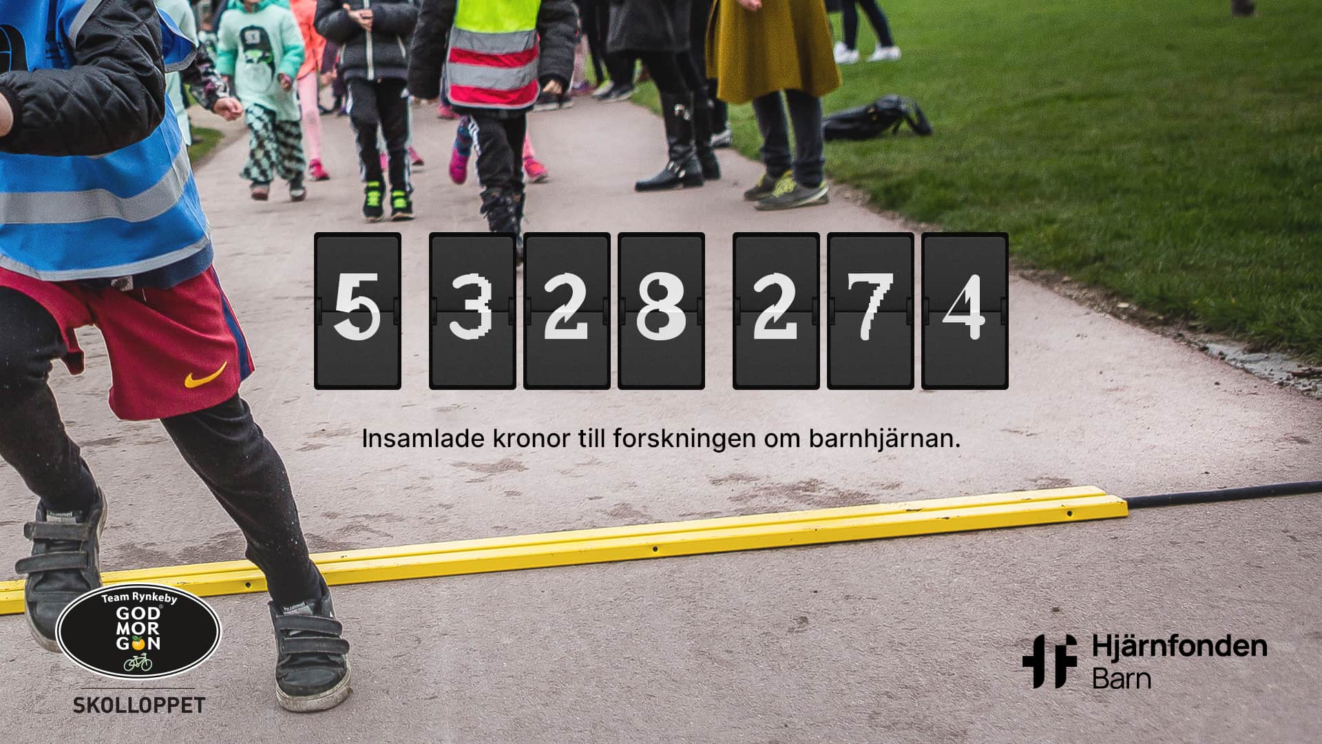 Text som visar att 5 328 274 kronor har samlats in till forskning om barnhjärnan, med barn som springer i bakgrunden.