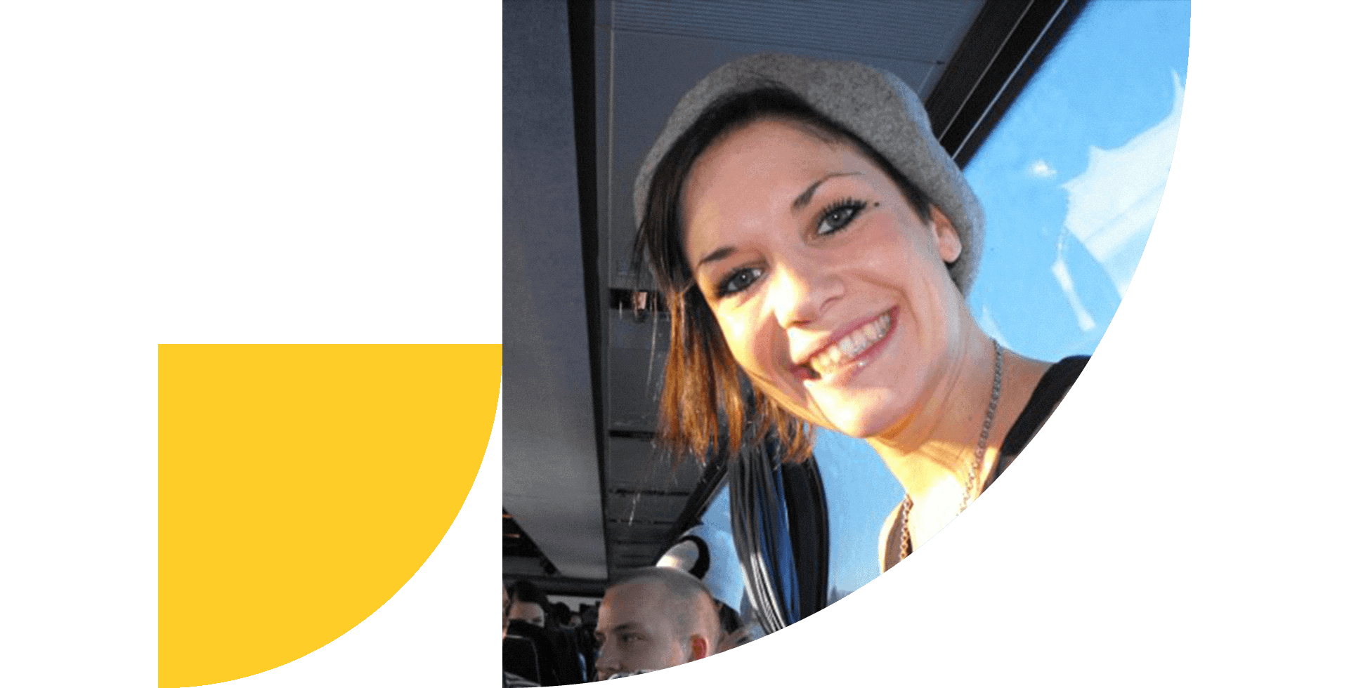 En ung Marie på en buss.