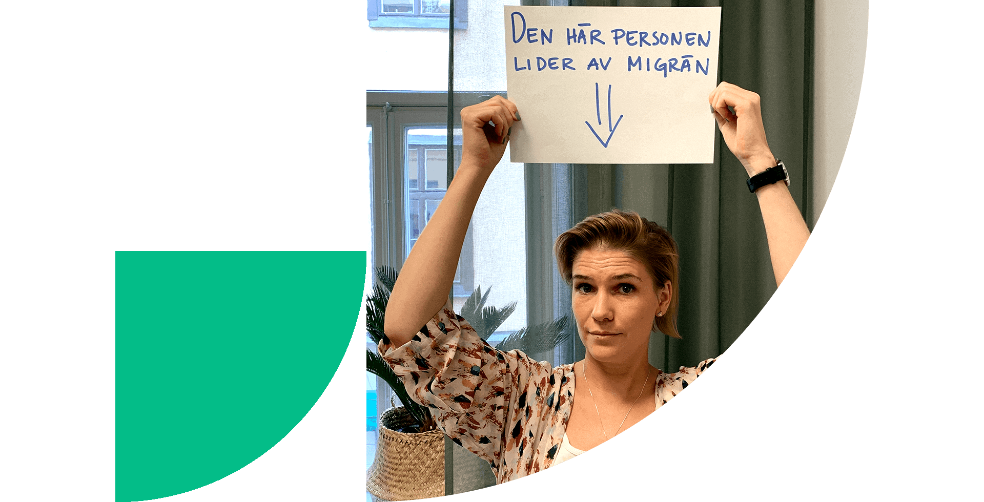 Marie Åberg håller i en skylt där det står "Den här personen lider av migrän" med en pil som pekar på henne själv.