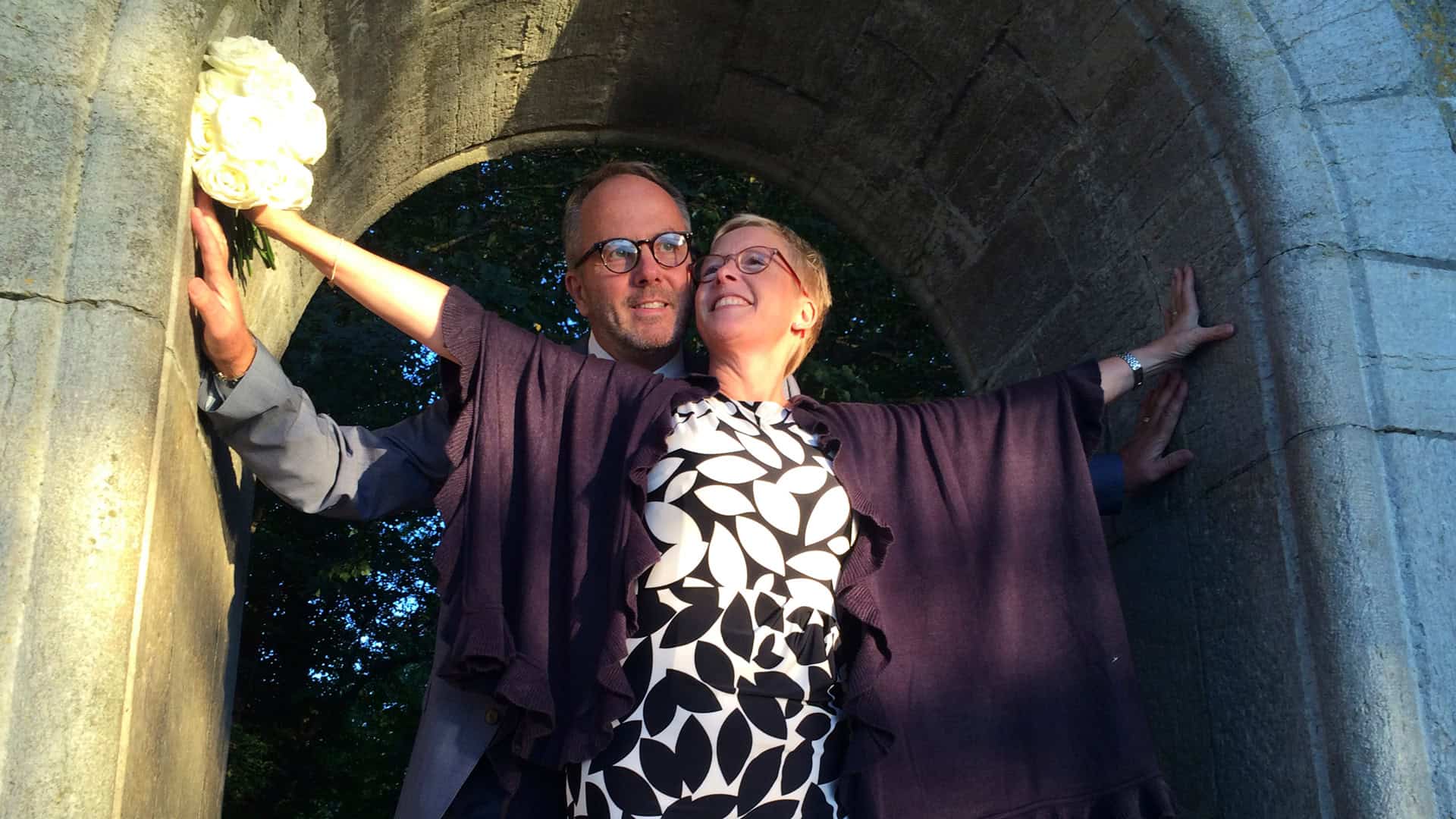 Camilla Lindståhls och hennes man Magnus står tillsammans med händerna ut.