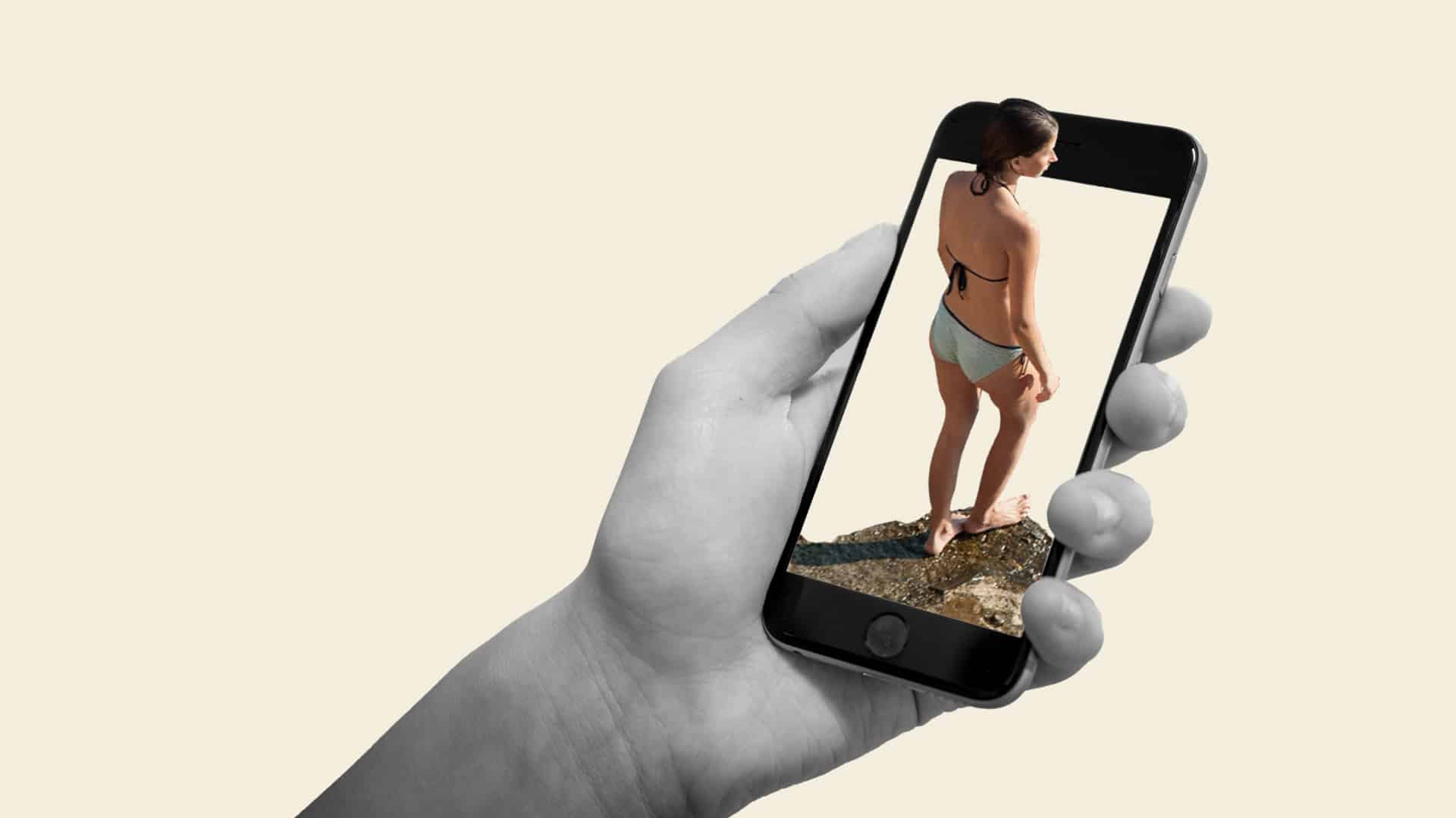 Kollage med en hand som håller en telefon där en person i badkläder sticker ut ifrån.
