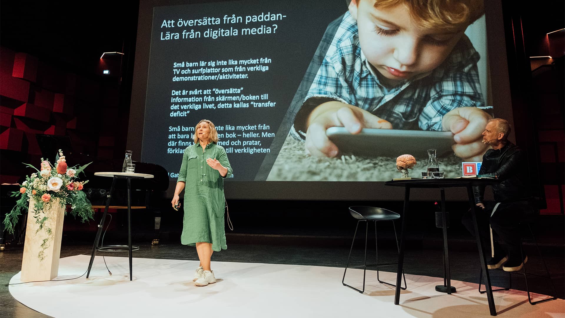 Anett Sundqvist, professor i psykologi vid Linköpings universitet, talar på scen på Barnhjärnans Dag 2023.