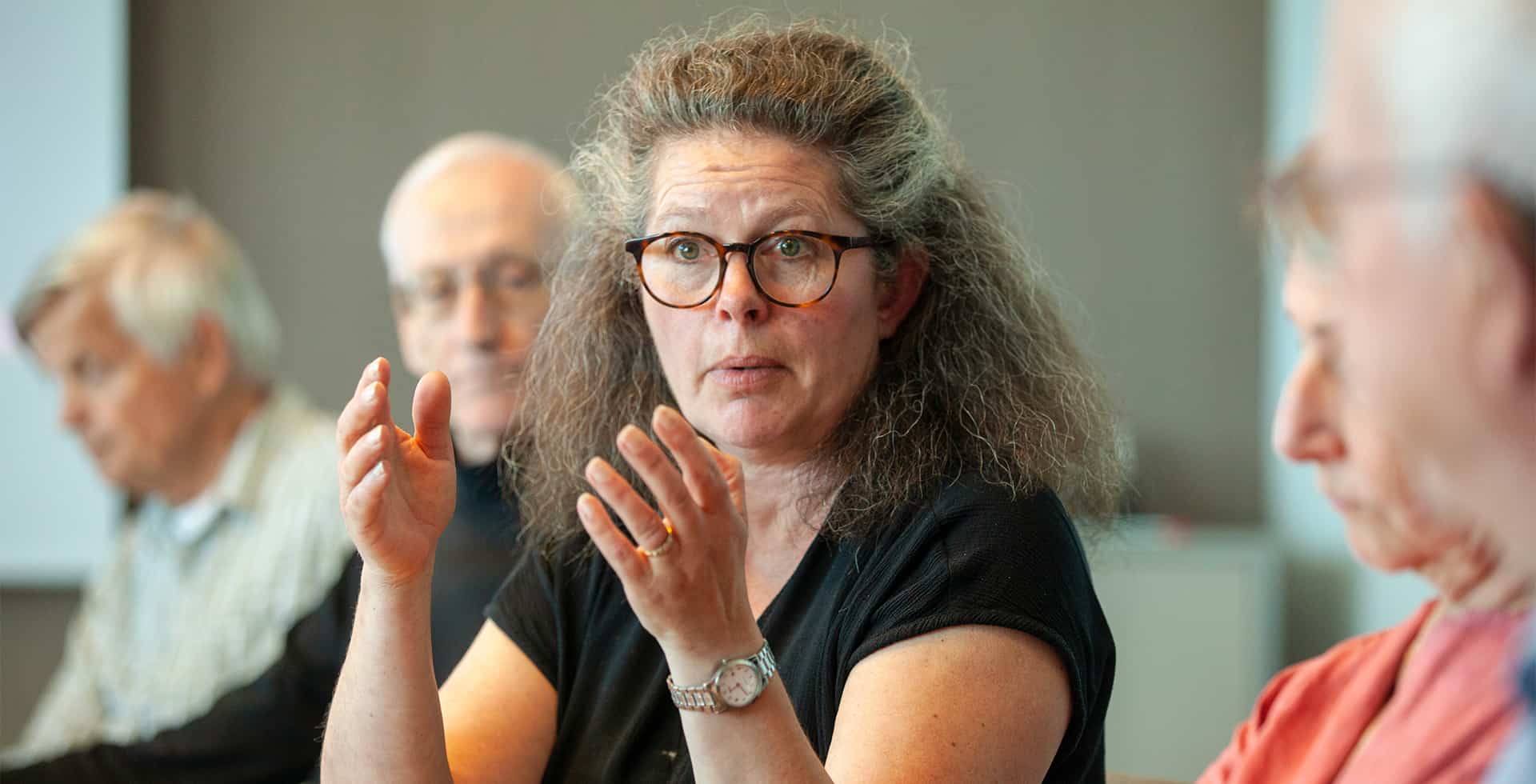 Cecilia Lundberg, ordförande i Hjärnfondens vetenskapliga nämnd talar under ett möte.