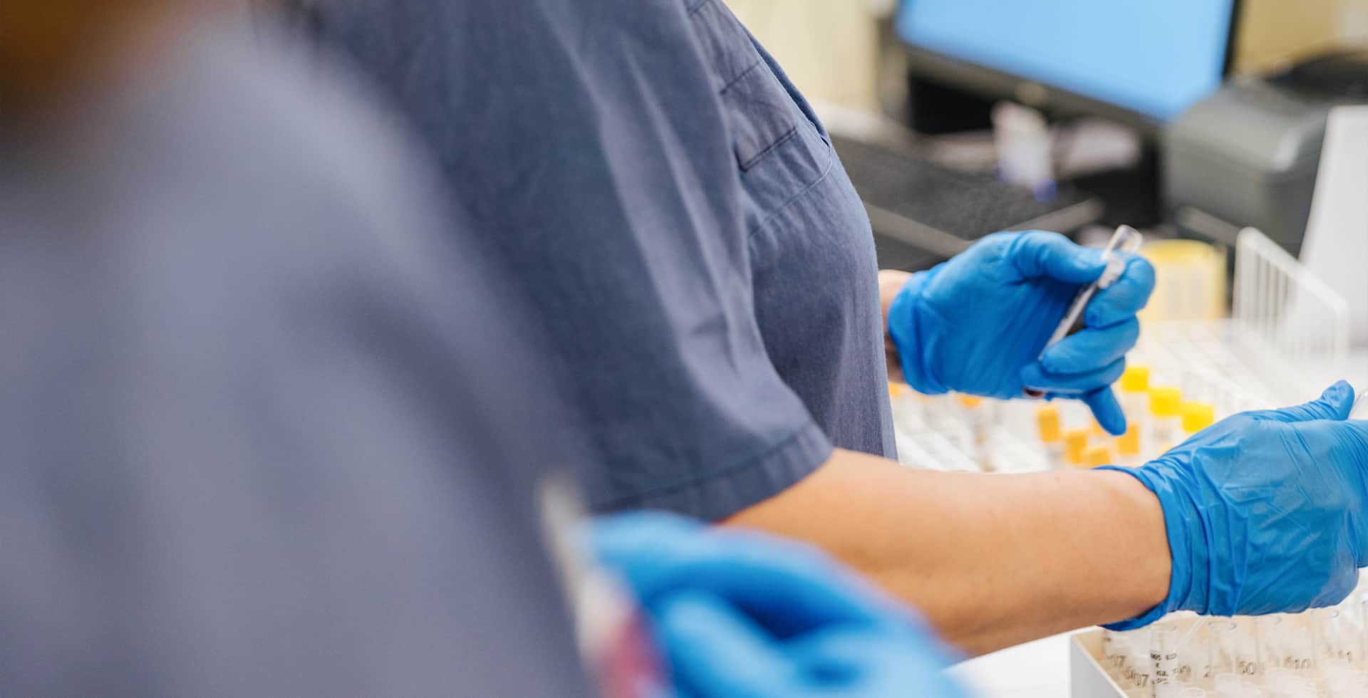 Forskare som arbetar med provrör i ett labb.