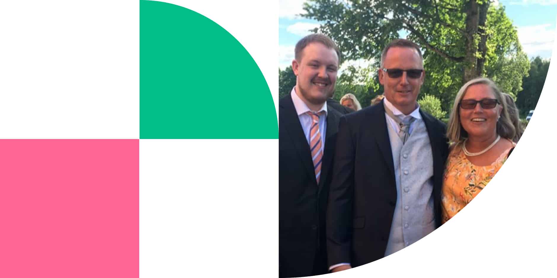 Benny Carlsson står med sin familj utomhus.