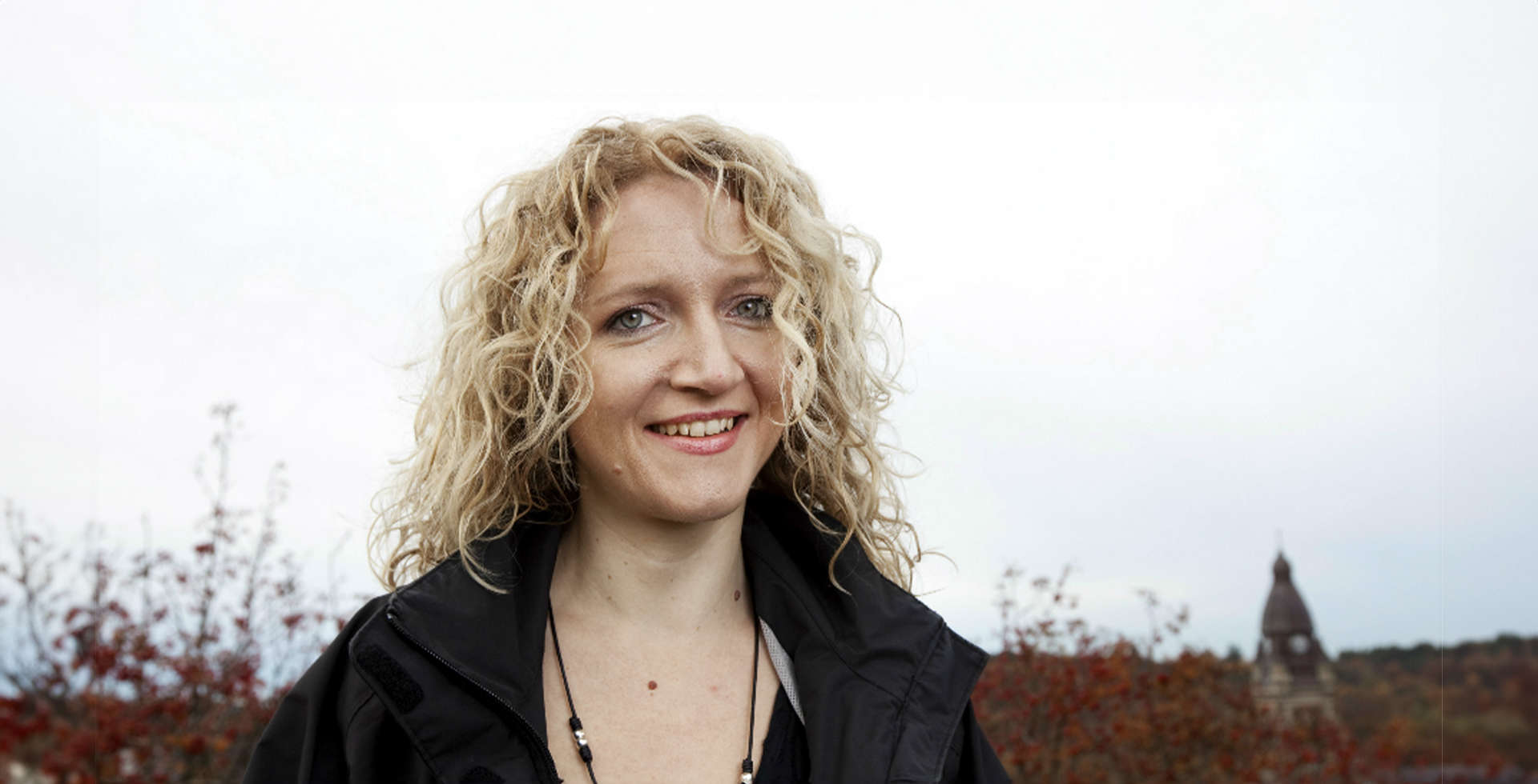 Porträtt på Suzanne Dickson i utomhusmiljö.