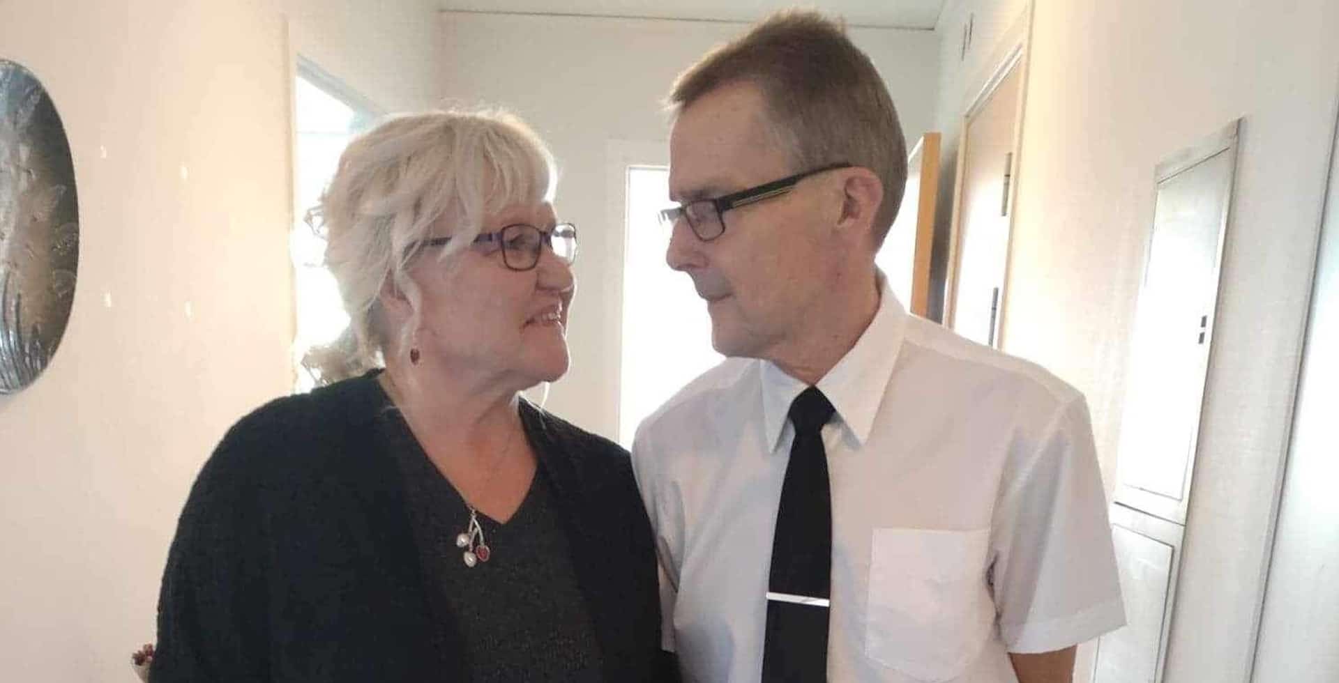 Helena Pieti och hennes man Christer tittar varandra i ögonen.