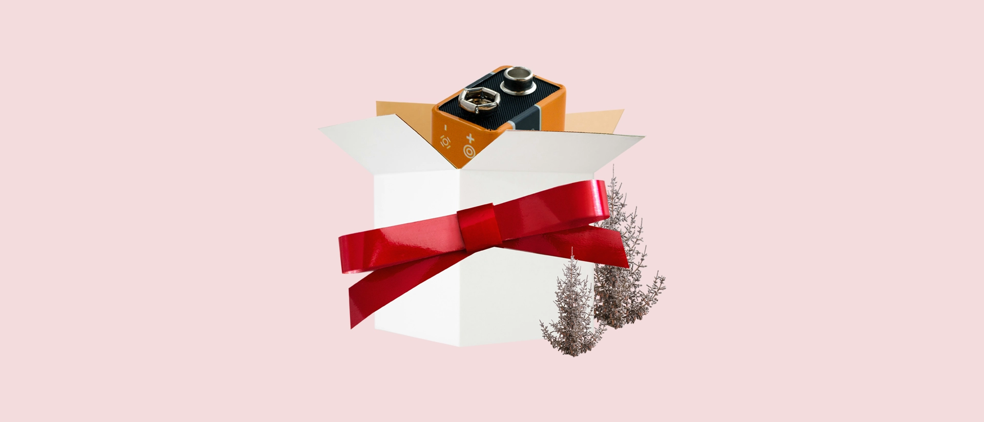 Kollage med en öppen julklapp med ett batteri inuti.