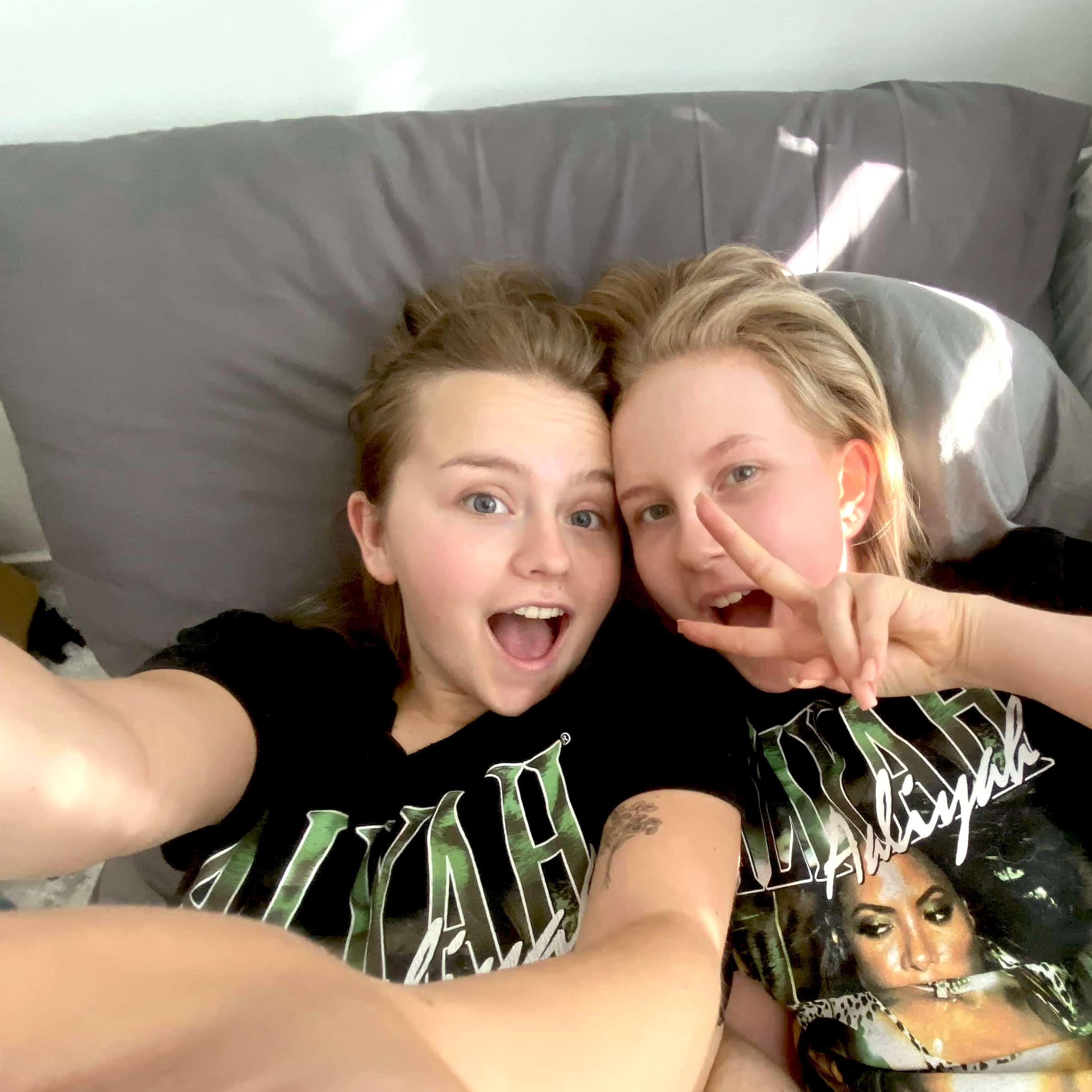 Emilia tillsammans med en av sina vänner.