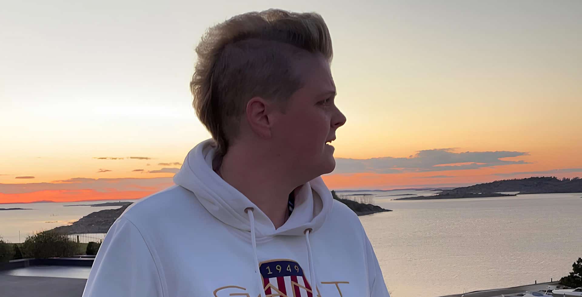 Josefine Särneholm står och blickar mot vattnet.