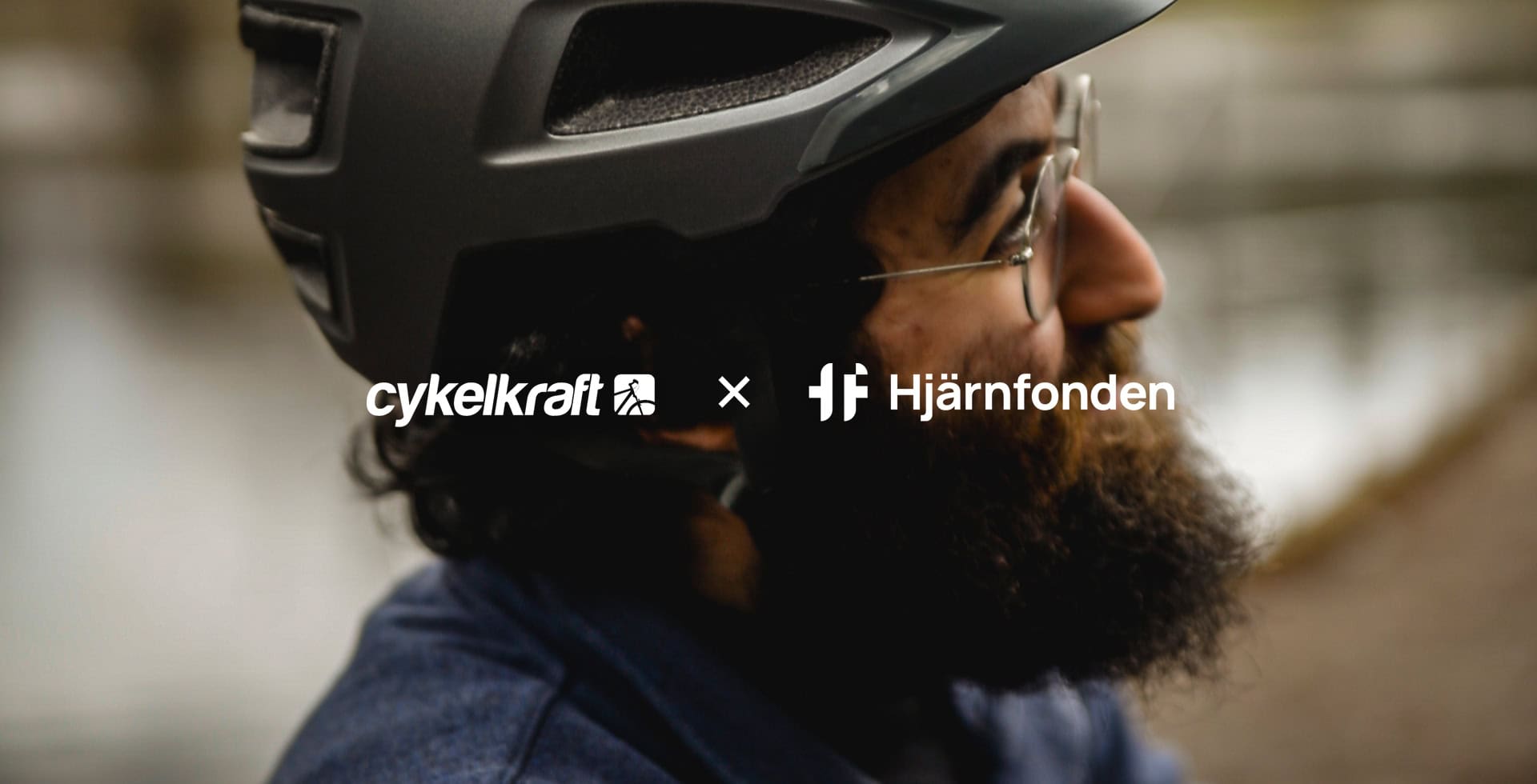 Man med cykelhjälm och Cykelkraft och Hjärnfondens logotyper.