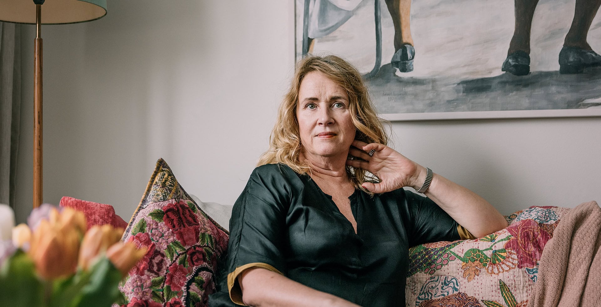 Petra Sedlinger sitter i sin soffa.