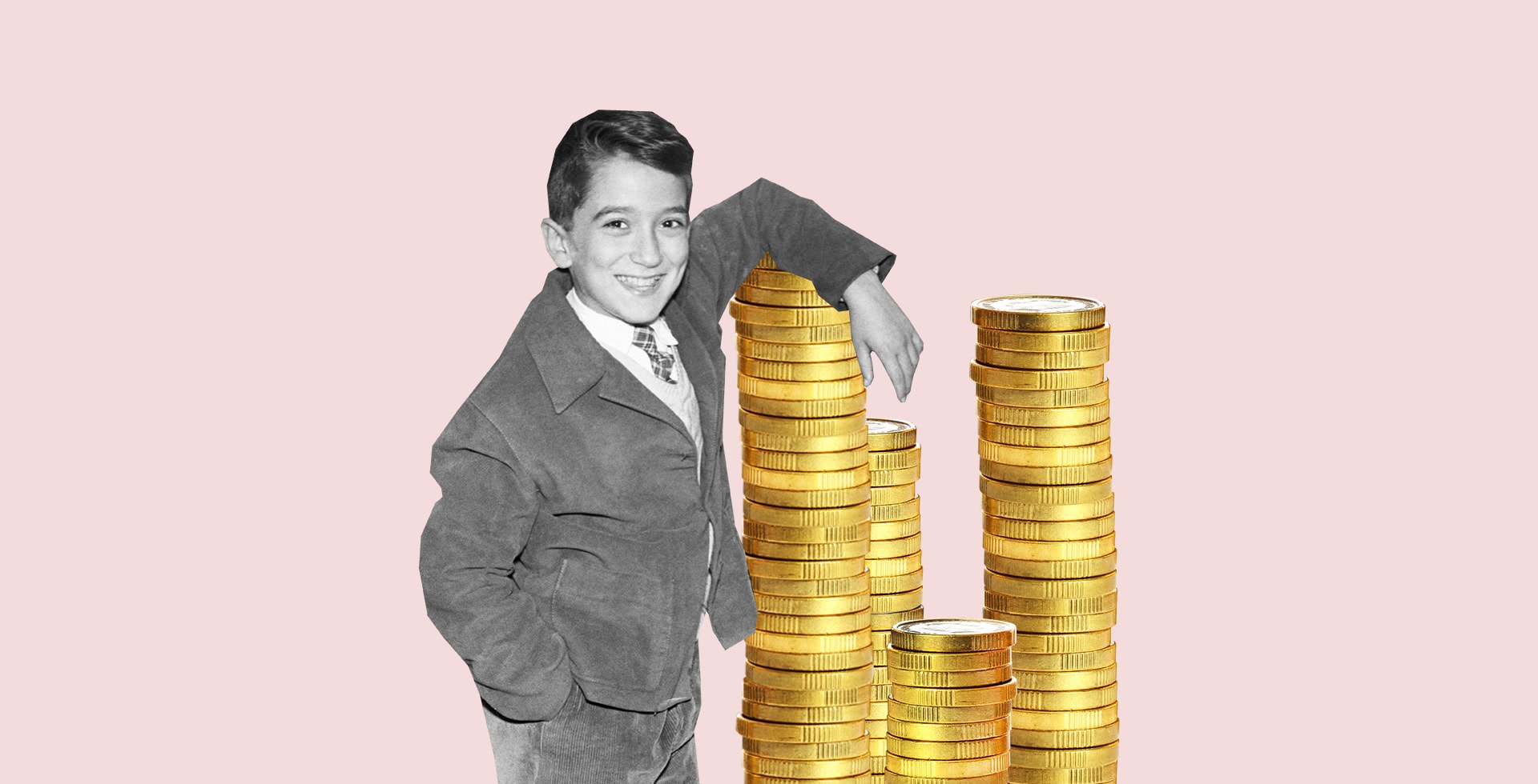 Ett kollage med en pojke i svartvitt som lutar sig mot flera högar med tiokronor.
