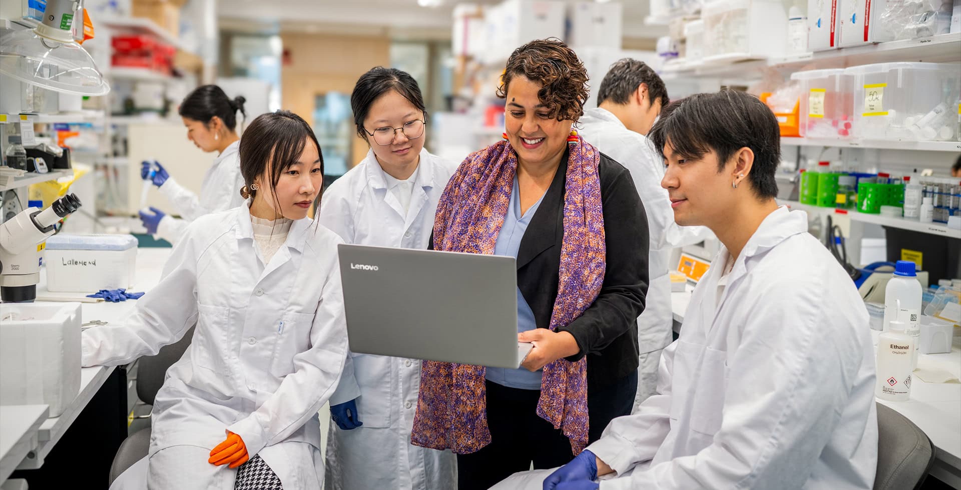 Saida Hadjab research group i ett forskningslabb.