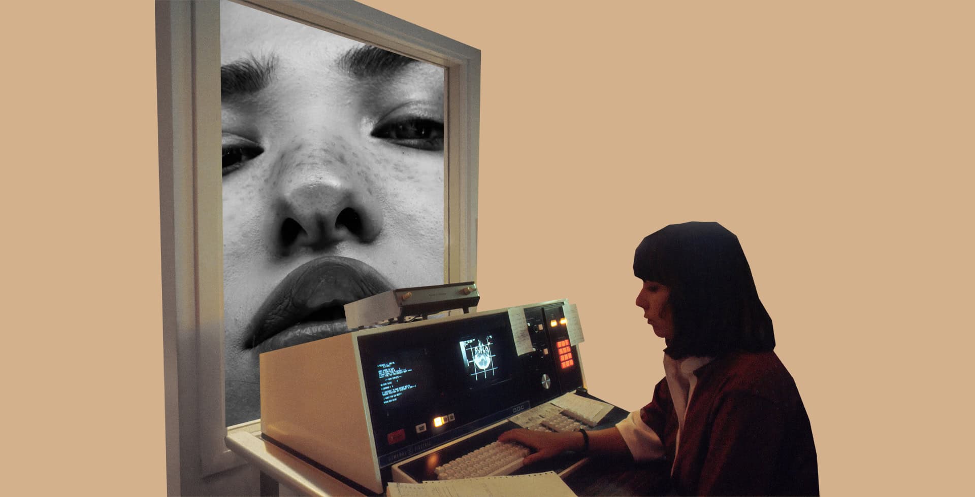 En komposition i kollageform med en kvinnlig hjärnforskare vid en vintage-dator, där en förstoring av ett ansikte i svartvitt framträder i bakgrunden genom ett fönster.